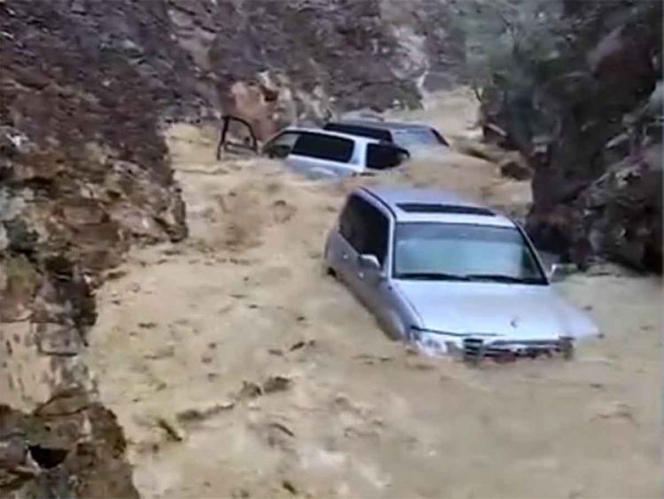 UAE: கனமழை காரணமாக வெள்ளத்தில் அடித்து செல்லப்பட்ட வாகனங்கள்..!! சமூக வலைதளங்களில் வைரலான காணொளி..!!