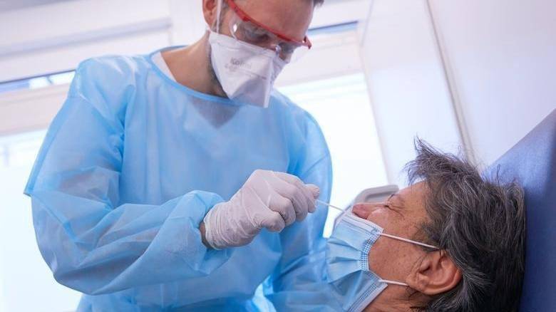 UAE: அரசு ஊழியர்கள் அனைவருக்கும் 7 நாட்களுக்கு ஒரு முறை PCR டெஸ்ட் கட்டாயம்..!!