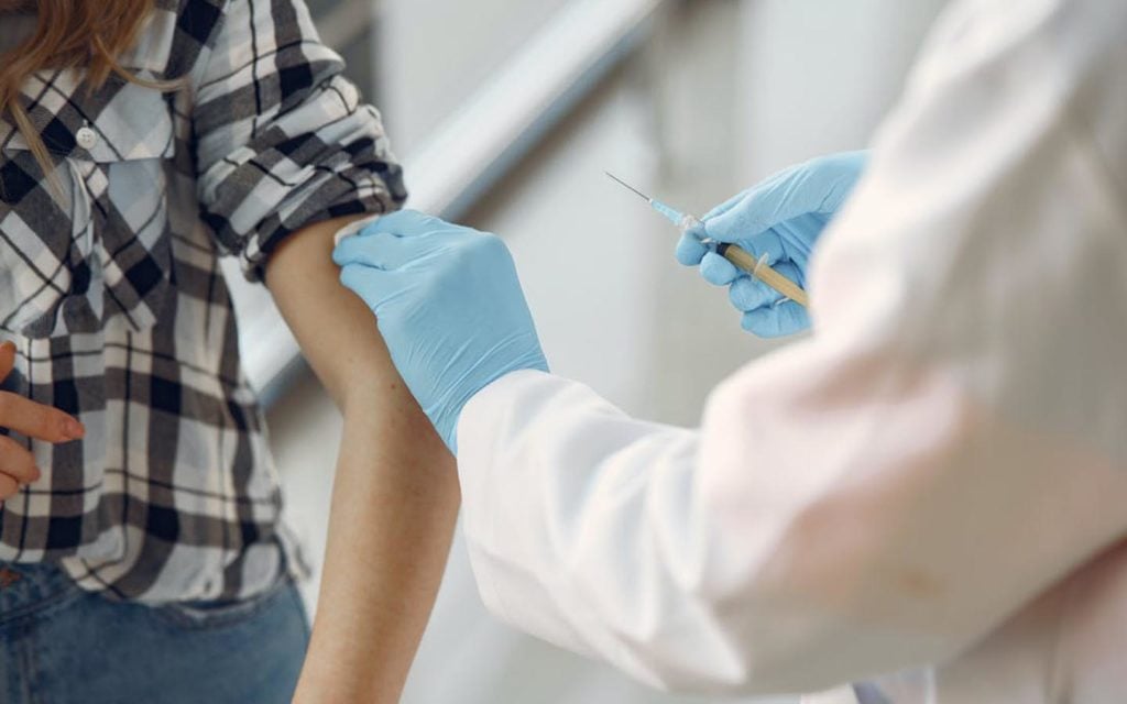 கொரோனா தடுப்பூசி பெறுவதற்கான வயது வரம்பை 16 ஆகக் குறைத்த அமீரக அரசு..!!