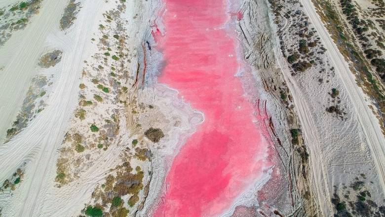 அமீரகத்தில் புதிதாக கண்டறியப்பட்டுள்ள பிங்க் நிறத்திலான ஏரி..!! சமூக வலைத்தளங்களில் வைரலாகி வரும் புகைப்படம்..!!