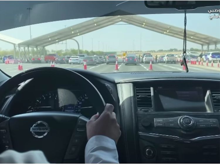 UAE: சோதனை சாவடிகளை நெருங்கும் வாகன ஓட்டிகளை எச்சரிக்க தானாகவே இயங்கும் “அவசர வானொலி ஒலிபரப்பு” சேவை..!! அபுதாபி காவல்துறை புதிய முயற்சி..!!