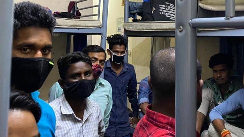 UAE: ஏஜெண்டுகளால் ஏமாற்றப்பட்டு ஒரே ஃப்ளாட்டில் 64 இந்தியர்கள் தங்கிய அவலம்..!!