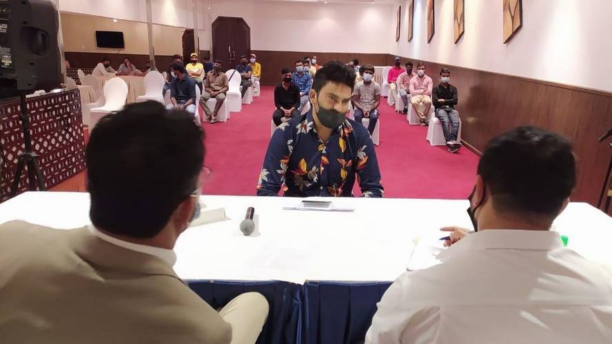 UAE: ஏஜென்ட்களால் ஏமாற்றப்பட்டு ஒரே ஃப்ளாட்டில் தங்கிய 49 இந்தியர்களுக்கு வேலை அளித்த அமீரக நிறுவனங்கள்..!!