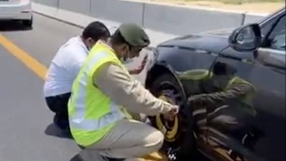 UAE: கொளுத்தும் வெயில் என்று கூட பாராது பழுதான வண்டி டயரை சரிசெய்ய உதவிய காவலர்..!! அமீரகத்தில் வைரலாகும் வீடியோ..!!