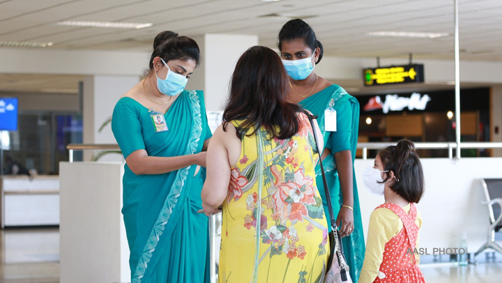 வளைகுடா நாடுகளிலிருந்து இலங்கை செல்ல விதிக்கப்பட்ட தடை நீக்கம்..!! நிபந்தனைகளை வெளியிட்ட இலங்கை அரசு..!!