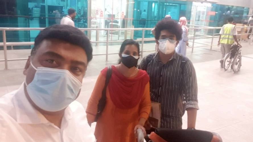 மனிதாபிமான அடிப்படையில் அமீரகம் திரும்பி ஒன்றிணைந்த இந்தியக் குடும்பம்..!!