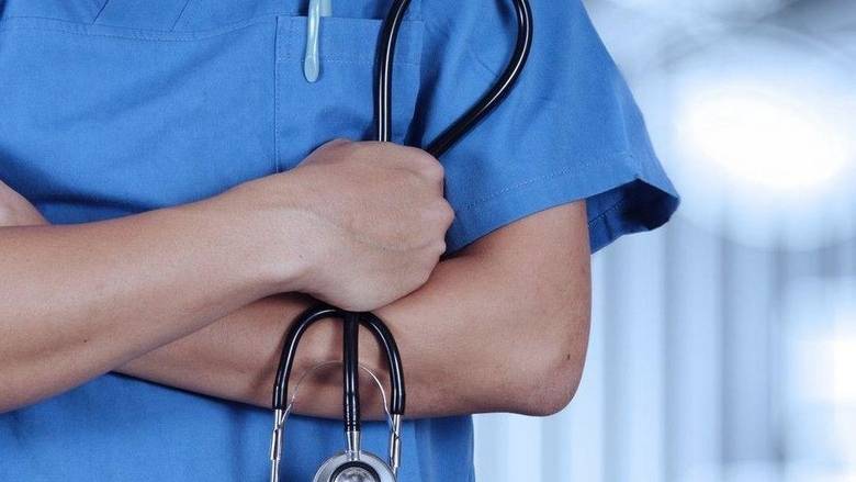 UAE: சுகாதார துறையில் பணிபுரியும் 500 க்கும் மேற்பட்ட மருத்துவர்களுக்கு கோல்டன் விசா வழங்கிய அபுதாபி..!!