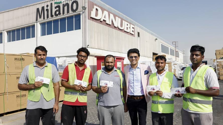 துபாய்: இந்தியா, பாகிஸ்தான் கிரிக்கெட் போட்டியை காண தொழிலாளர்களுக்கு இலவச டிக்கெட், அரை நாள் விடுமுறை வழங்கும் இந்திய நிறுவனம்..!!