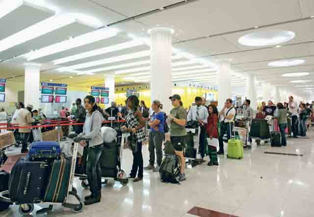 UAE: டிக்கெட் பெற்ற பயணிகளுக்கு மட்டுமே விமான நிலைய புறப்படும் பகுதிக்குள் அனுமதி..!! வழிமுறைகள் வெளியீடு..!!
