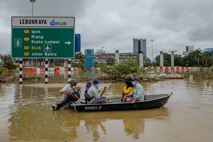 மலேசியா இதுவரை கண்டிராத வெள்ள பாதிப்பு.. உதவிக்கரம் நீட்டும் அமீரகம்…!!