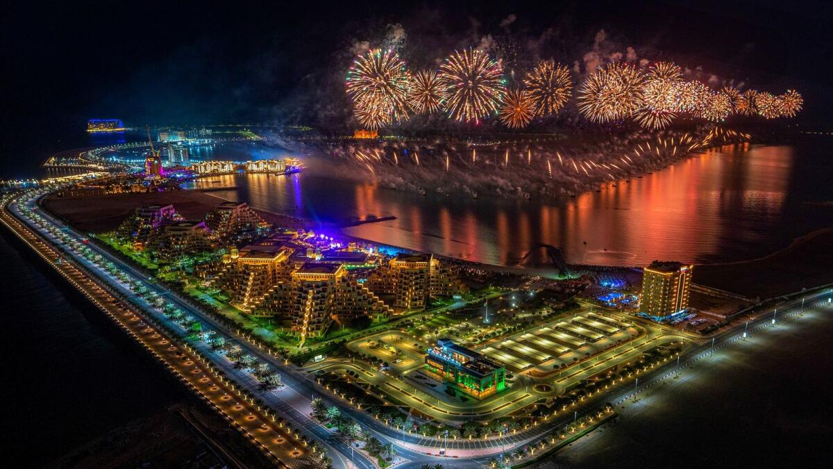 UAE: புத்தாண்டு வான வேடிக்கை நிகழ்வில் இரண்டு கின்னஸ் சாதனைகளை படைக்கவிருக்கும் எமிரேட்…