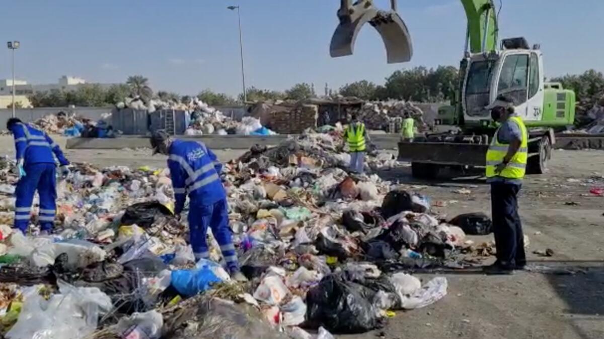 UAE: 300 டன் குப்பைகளுக்குள் தொலைந்த பர்ஸ்… விடாமல் தேடி கண்டெடுத்த துப்புறவு தொழிலாளிகள்…