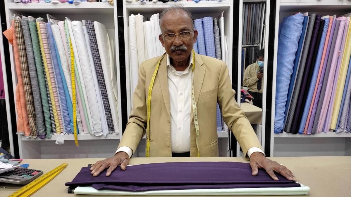 சாதாரண ஊழியராய் இருந்து முதலாளியான இந்தியர்.. 50 ஆண்டு கால தொழில் பயணம்.. அமீரகத்தின் சிறந்த தையல்காரர் என சிறப்பு பட்டம்… யார் இவர்…??