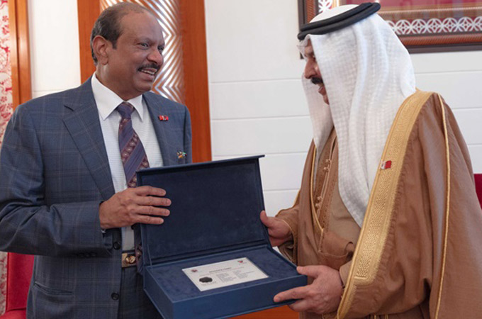 அமீரகத்தைத் தொடர்ந்து பஹ்ரைனிலும் முதல் கோல்டன் ரெசிடென்ஸி விசாவை பெற்ற லூலூ தலைவர் யூசுப் அலி..!!