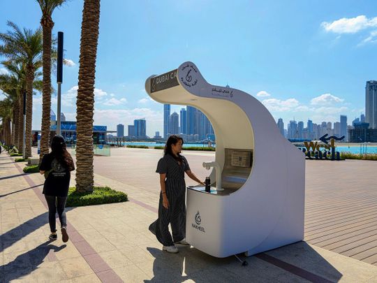 UAE: இனி உங்கள் காலி பாட்டில்களில் இலவசமாக தண்ணீர் நிரப்பிக்கொள்ளலாம்… துபாய் இளவரசரின் புதிய திட்டம்… எங்கெல்லாம் இந்த வசதி…??
