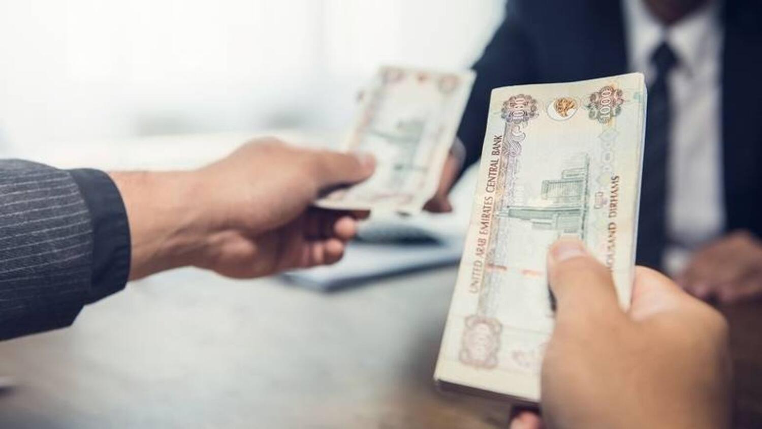 UAE: ஊதியத்தை சரியான நேரத்தில் வழங்காத முதலாளிகளுக்கு எதிராக ஏழு புதிய அபாரதங்கள்.. புதிய ஆணையை வெளியிட்ட MOHRE..!!