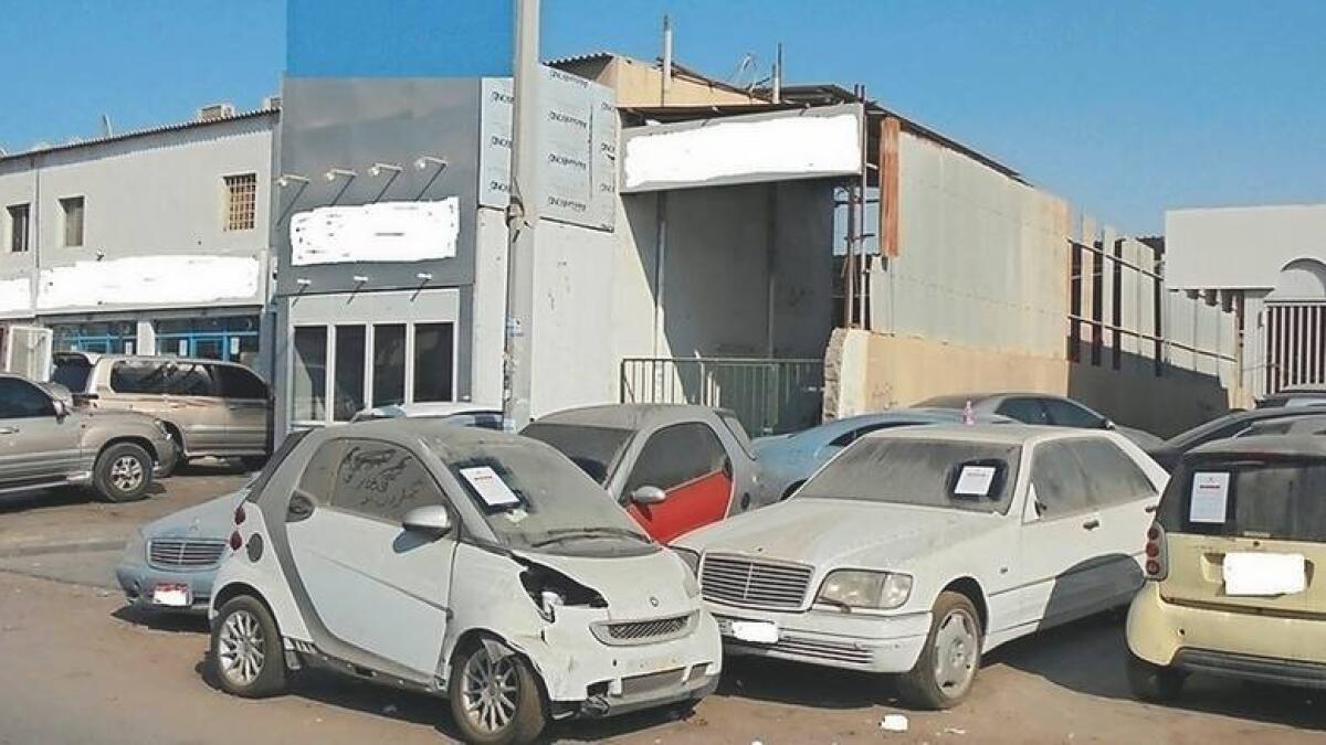 UAE: தூசியுடன் கைவிடப்பட்ட நிலையில் உள்ள வாகனங்களின் அபராதங்களை உடனே செலுத்த அறிவுறுத்தல்..!! மீறினால் சட்ட நடவடிக்கை எடுக்கப்படும் என எச்சரிக்கை..!!