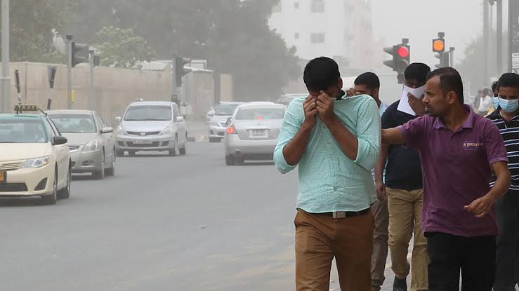 UAE: வெப்பநிலை குறைவு.. பகல் நேரங்களில் தூசி.. இன்றைய நாளின் வானிலை நிலவரம்..!!