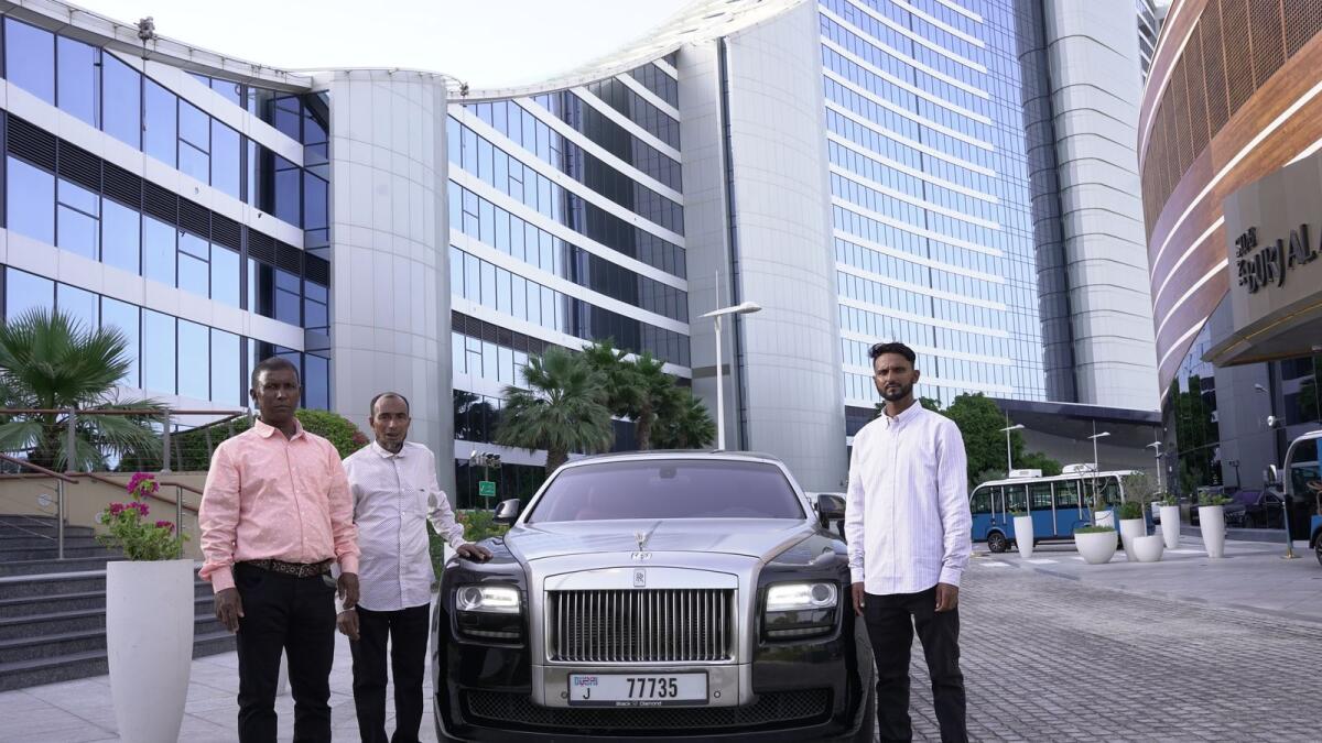 துபாய்: தினமும் லேபர் பஸ்ஸில் செல்லும் தொழிலாளர்களுக்கு ரோல்ஸ் ராய்ஸில் ஆடம்பர சுற்றுப்பயணம்..!! மகிழ்ச்சியில் ஆனந்தக் கண்ணீர் விட்ட தொழிலாளர்கள்..!!
