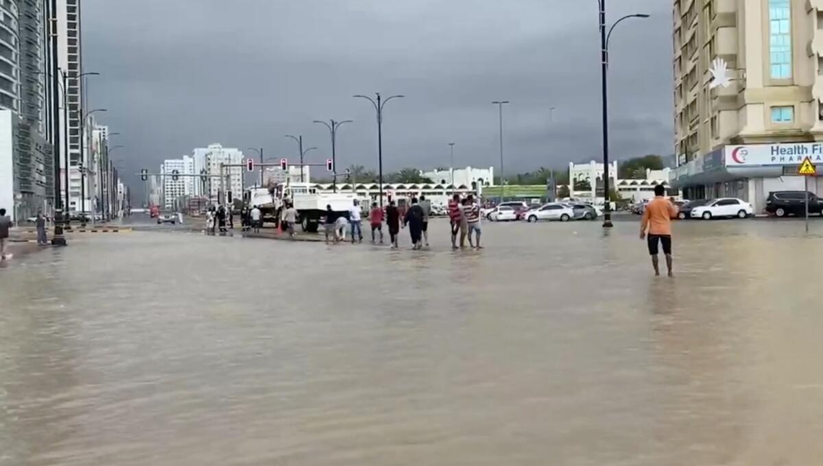 UAE கனமழை: ஃபுஜைராவிற்கு செல்லும் போக்குவரத்து சேவையை நிறுத்திய ஷார்ஜா..!!
