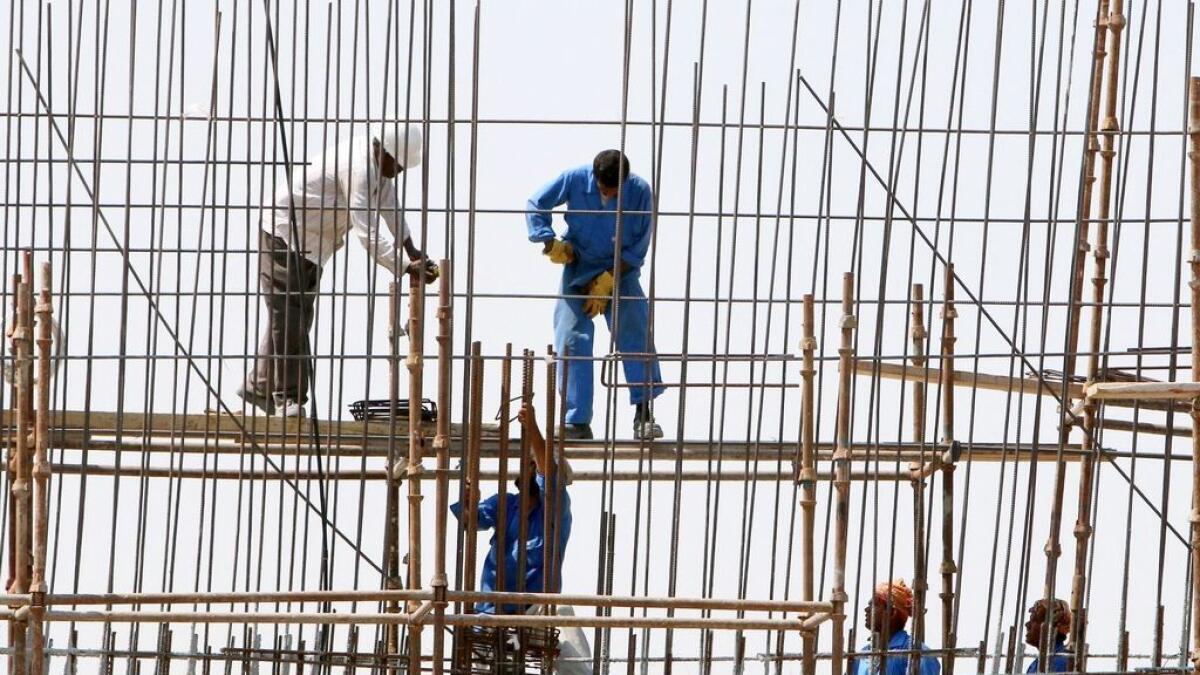 அமீரகத்தில் கட்டிடத்துறை முதலாளிகளுக்கும், ஊழியர்களுக்கும் முக்கிய அறிவிப்பு.. மீறினால் என்ன தண்டனை தெரியுமா..?