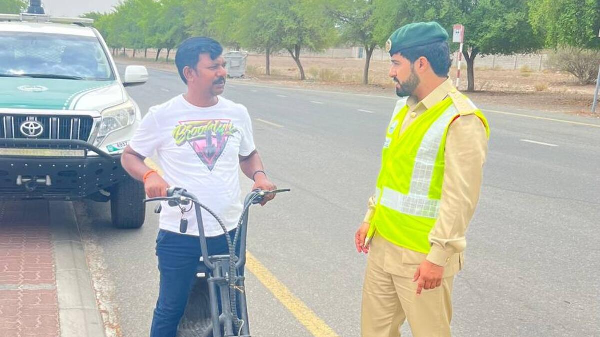 UAE: துபாயில் இ-ஸ்கூட்டர் ஓட்டுநர் விபத்து.. போக்குவரத்து விதிகள் குறித்த காவல்துறை விழிப்புணர்வு..!