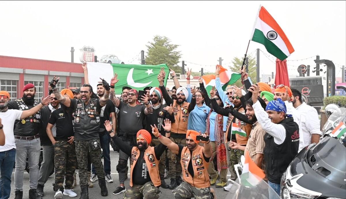 UAE: ஒற்றுமையுடன் சுதந்திர தினத்தை இணைந்து கொண்டாடிய இந்தியர்கள் மற்றும் பாகிஸ்தானியர்கள்..!