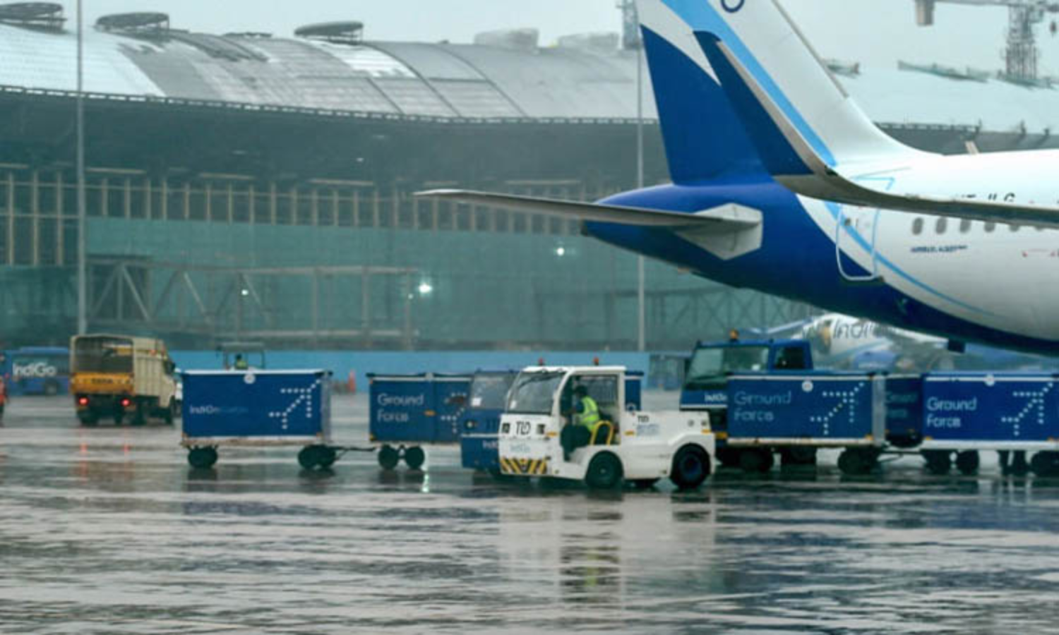 UAE: துபாயில் இருந்து சென்னை சென்ற 5 விமானங்கள் தரையிறங்க முடியாமல் தவிப்பு..!