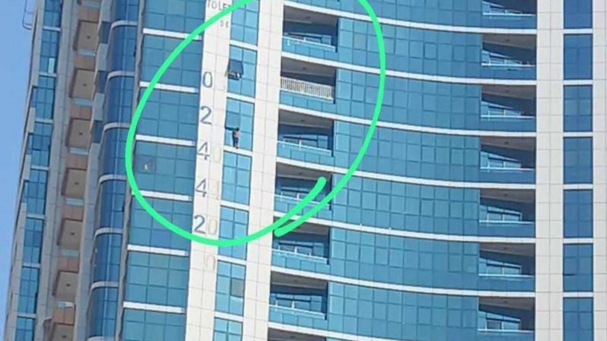 UAE: 13-வது மாடியில் அந்தரத்தில் தொங்கிய 5 வயது சிறுவன்..!!