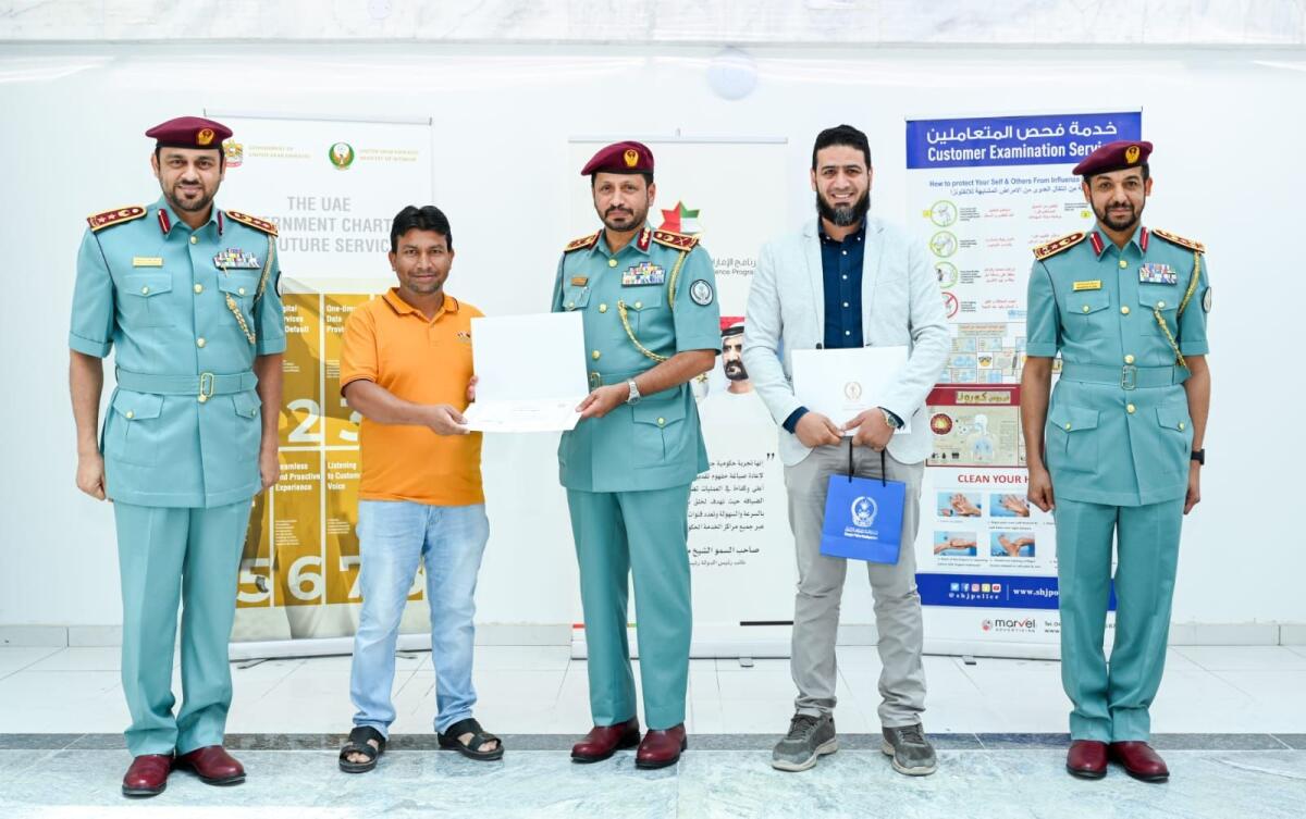 13-வது மாடியில் அந்தரத்தில் தொங்கிய சிறுவனை காப்பாற்றிய வாட்ச்மேன் மற்றும் குடியிருப்பாளர்.. கவுரவித்த காவல்துறை..!!