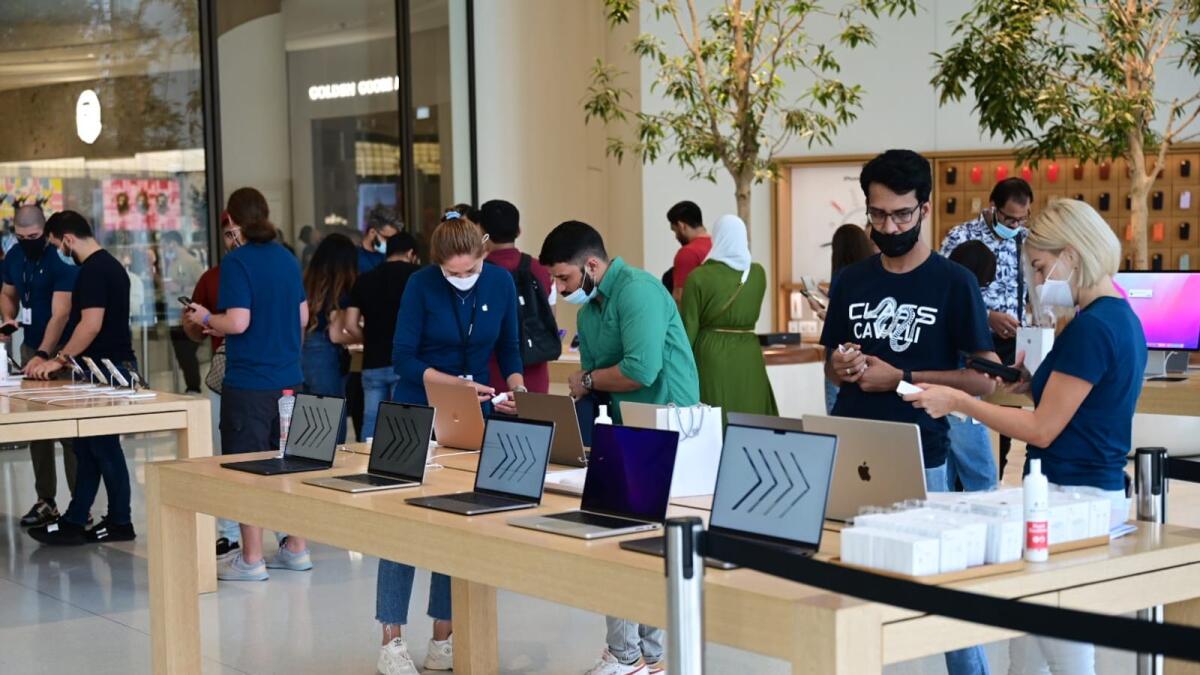 அமீரகத்தில் விற்பனைக்கு வந்த iPhone 14 மாடல்கள்.. கடை திறந்த 45 நிமிடங்களிலேயே விற்று தீர்ந்த iPhone 14 Pro, iPhone 14 ProMax..