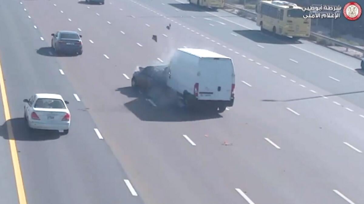 UAE: சாலையில் திடீரென வாகனம் நிறுத்தப்பட்டதால் ஏற்பட்ட விபத்து.. அடுத்தடுத்து வாகனங்கள் மோதல்..!! வீடியோவை வெளியிட்ட காவல்துறை..!!