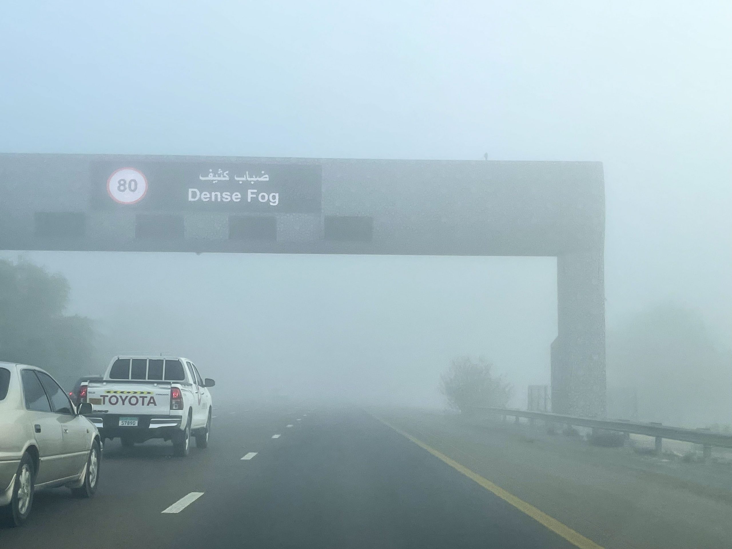 UAE: கடுமையான மூடுபனியின் போது வாகன ஓட்டிகள் பின்பற்றக்கூடிய முக்கிய பாதுகாப்பு குறிப்புகள்..!