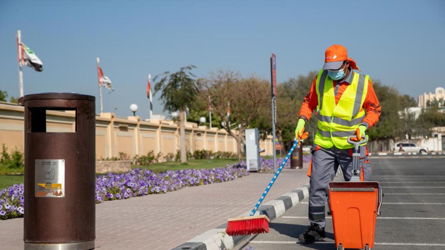 UAE: துபாயில் தினமும் 2000 சட்டவிரோத மசாஜ் கார்டுகளை சாலைகளில் இருந்து துப்பரவுப்படுத்தும் பணியாளர்கள்.. முனிசிபாலிட்டி தகவல்..!