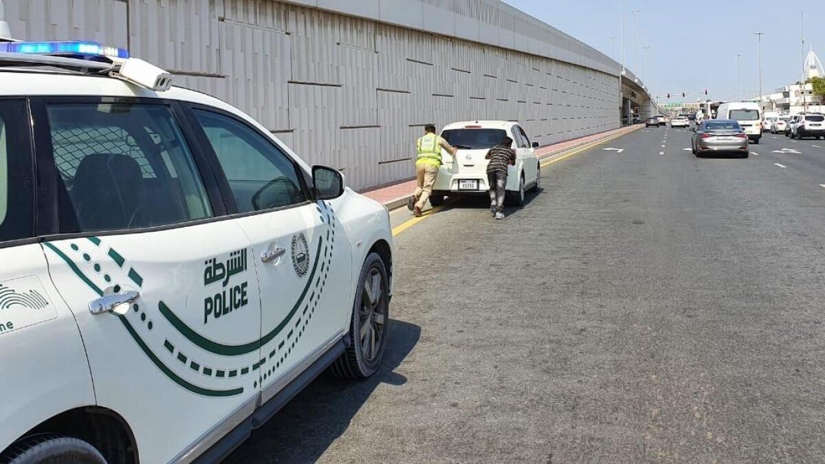 UAE: சாலையின் நடுவே திடீரென கார் நின்றுவிட்டால் என்ன செய்வது..?? காவல்துறையினர் வெளியிட்டுள்ள வழிமுறைகள்..!!