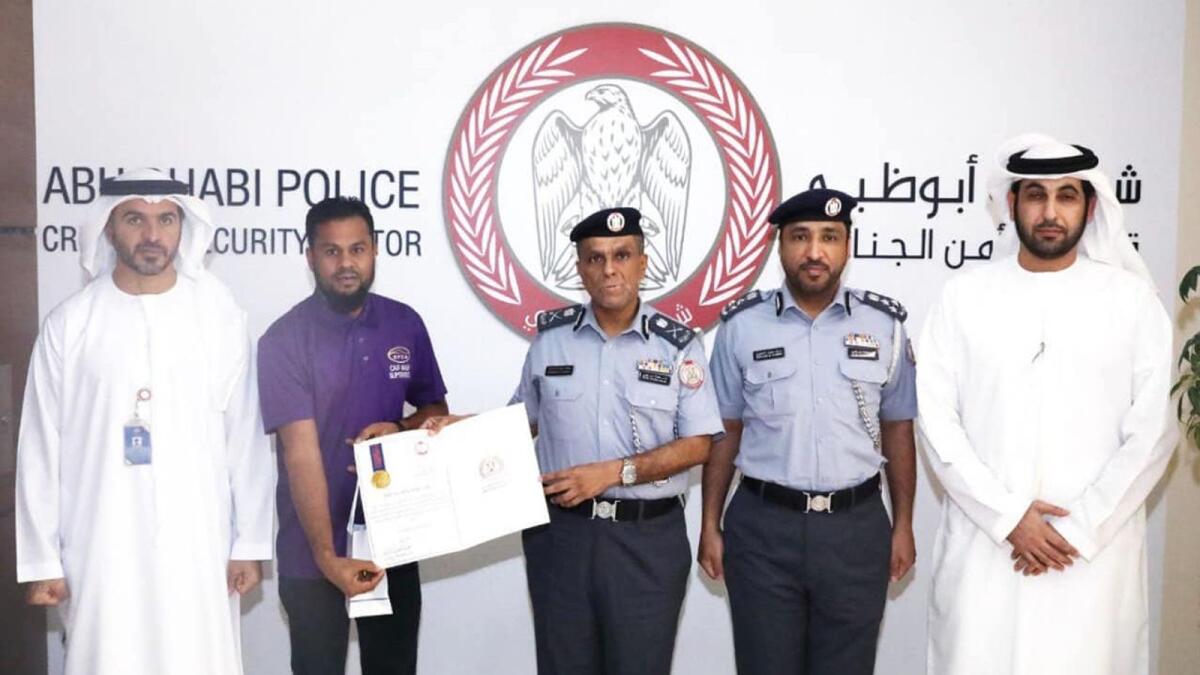 UAE: நிறைய பணம் கொண்ட பையை கண்டெடுத்த வெளிநாட்டவர்.. காவல்துறையிடம் ஒப்படைப்பு..!! விழா நடத்தி கவுரவித்த காவல்துறையினர்..!!