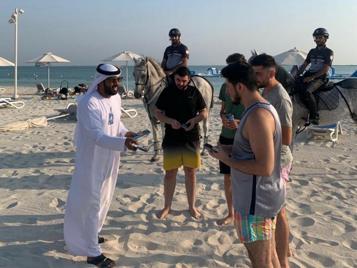 UAE: கடற்கரைக்கு செல்லும் மக்களுக்கு விழிப்புணர்வு பிரச்சாரத்தை மேற்கொண்ட காவல்துறை..!!