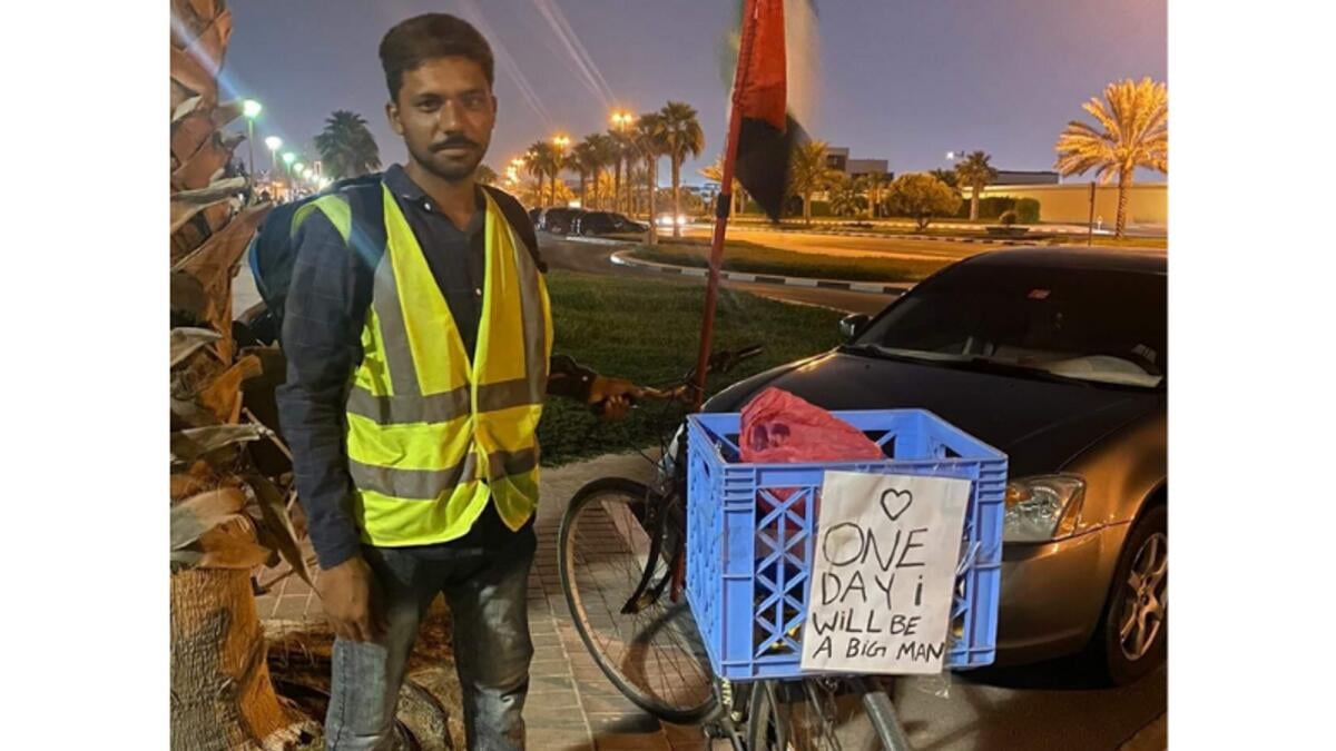 UAE: சமூக வலைதளங்களில் வைரலான வெளிநாட்டு ஊழியர்..!! தேடி வந்து 36 டிக்கெட்டுகளை இலவசமாக வழங்கிய எமிரேட்ஸ் டிரா..!!
