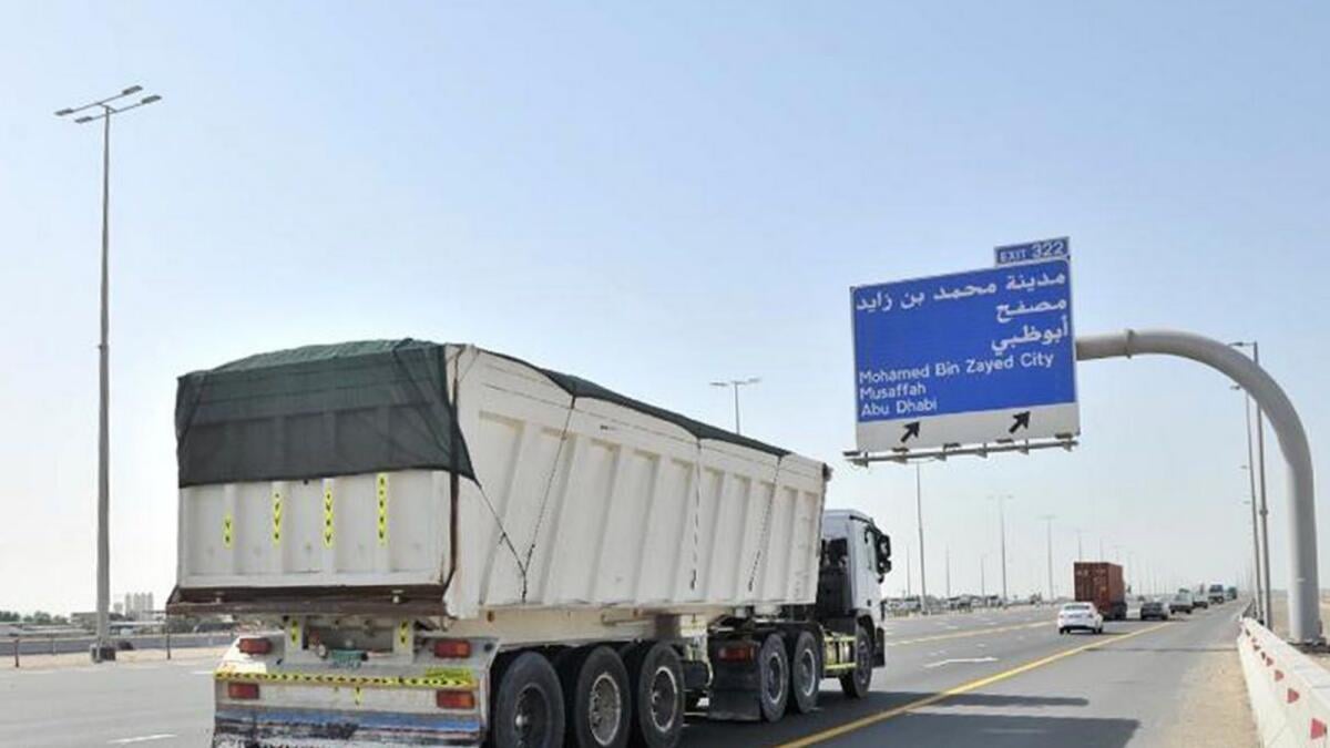 UAE: லாரிகள், தொழிலாளர்களை ஏற்றிச் செல்லும் பேருந்துகள் எமிரேட்டினுள் நுழைய தடை..!! புத்தாண்டை முன்னிட்டு அறிவிப்பு..!!
