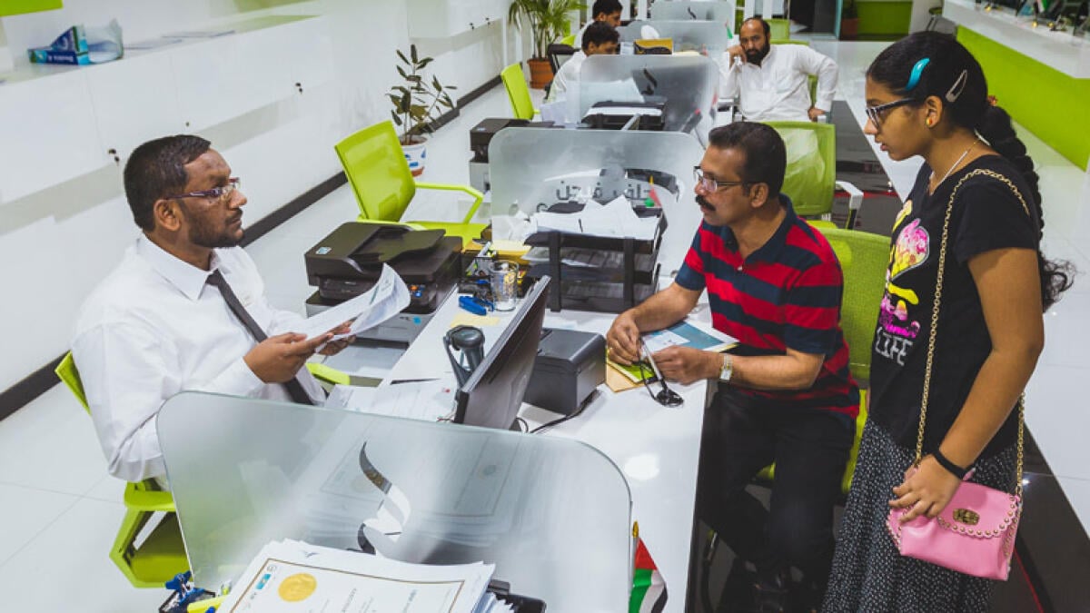 UAE: விசிட் விசாவில் வந்தவர்கள் நாட்டிற்கு திரும்பாமல் விசாவை நீட்டித்துக் கொள்வது எப்படி..??