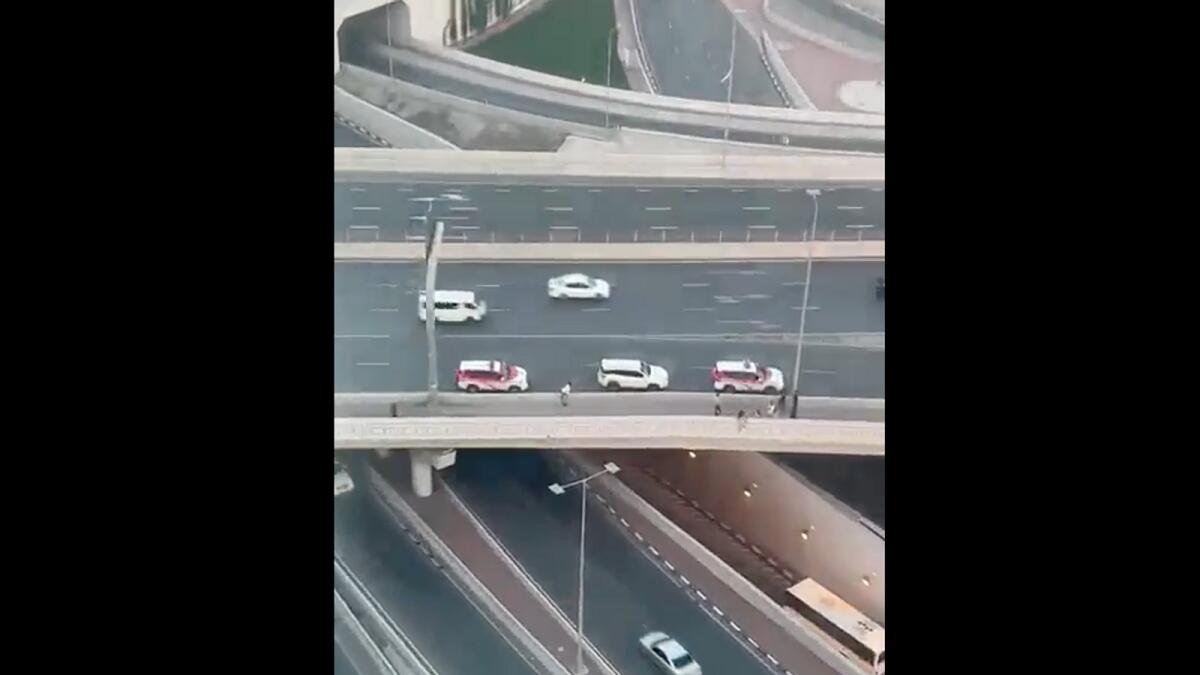 UAE: கடன் பிரச்சனையால் தற்கொலைக்கு முயன்ற வெளிநாட்டவர்..!! பத்திரமாக மீட்ட காவல்துறை..!!