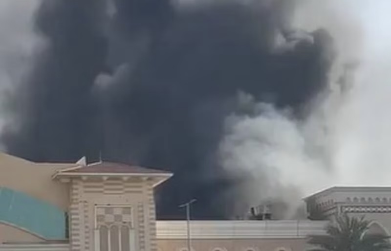 UAE: ராஸ் அல் கைமா மாலில் ஏற்பட்ட திடீர் தீவிபத்து.. புகைமண்டலமாக காட்சியளித்த மேற்கூரை பகுதி..!!