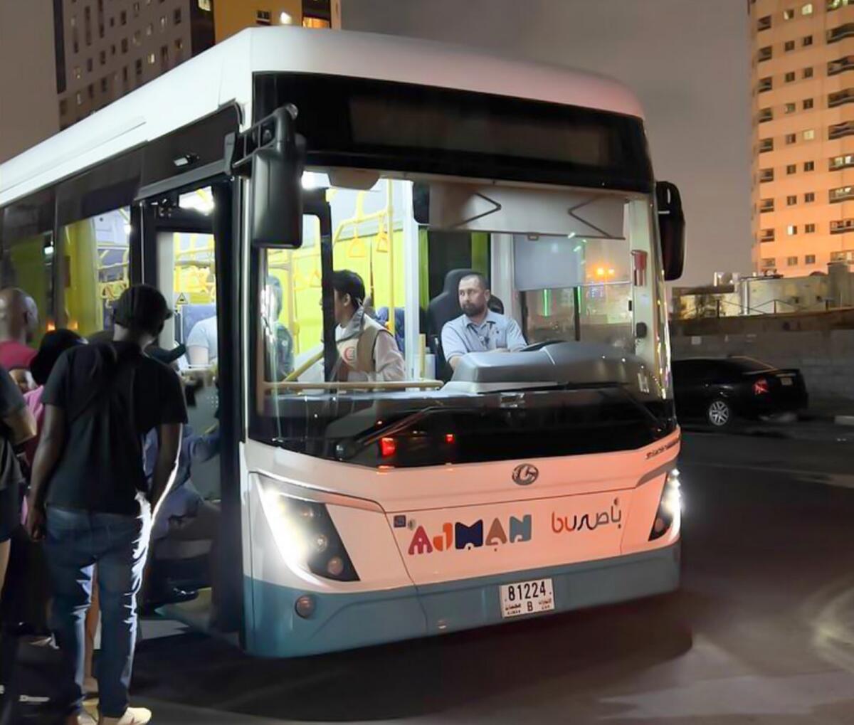 UAE: குடியிருப்பு கட்டிடத்தில் ஏற்பட்ட தீவிபத்து..!! தற்காலிக தங்குமிடங்களுக்கு அனுப்பி வைக்கப்பட்ட 380 பேர்..!!