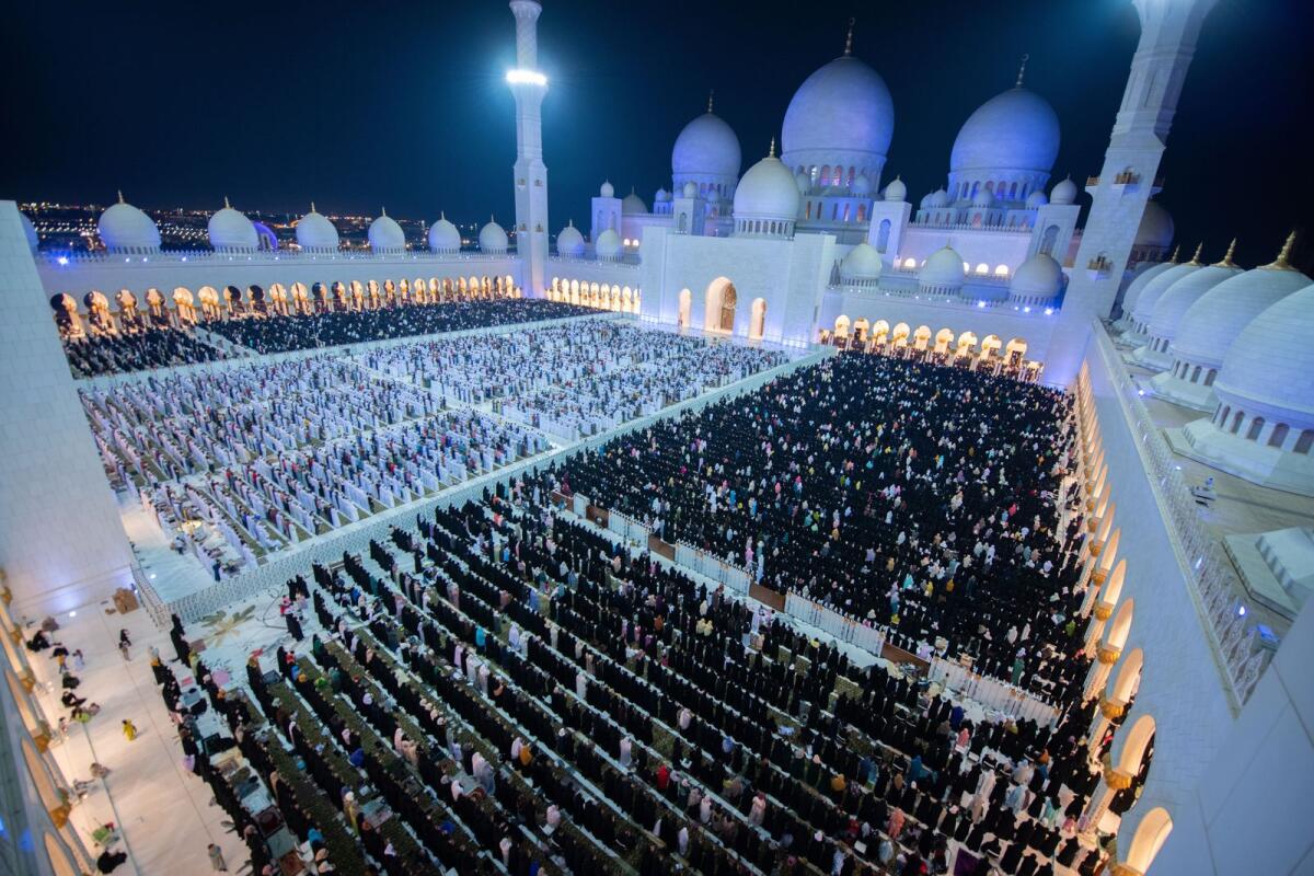 UAE: ஒரே இரவில் 60,310 வழிபாட்டாளர்கள்.. லைலத் அல் கத்ர் இரவில் ஸ்தம்பித்து போன ஷேக் சையது மசூதி..!!