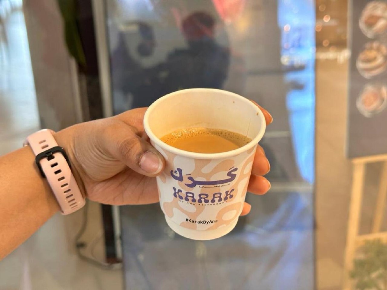 துபாய் மாலில் வெறும் 50 Fills க்கு சூப்பரான karak chai.. எங்கனு தெரியுமா..?