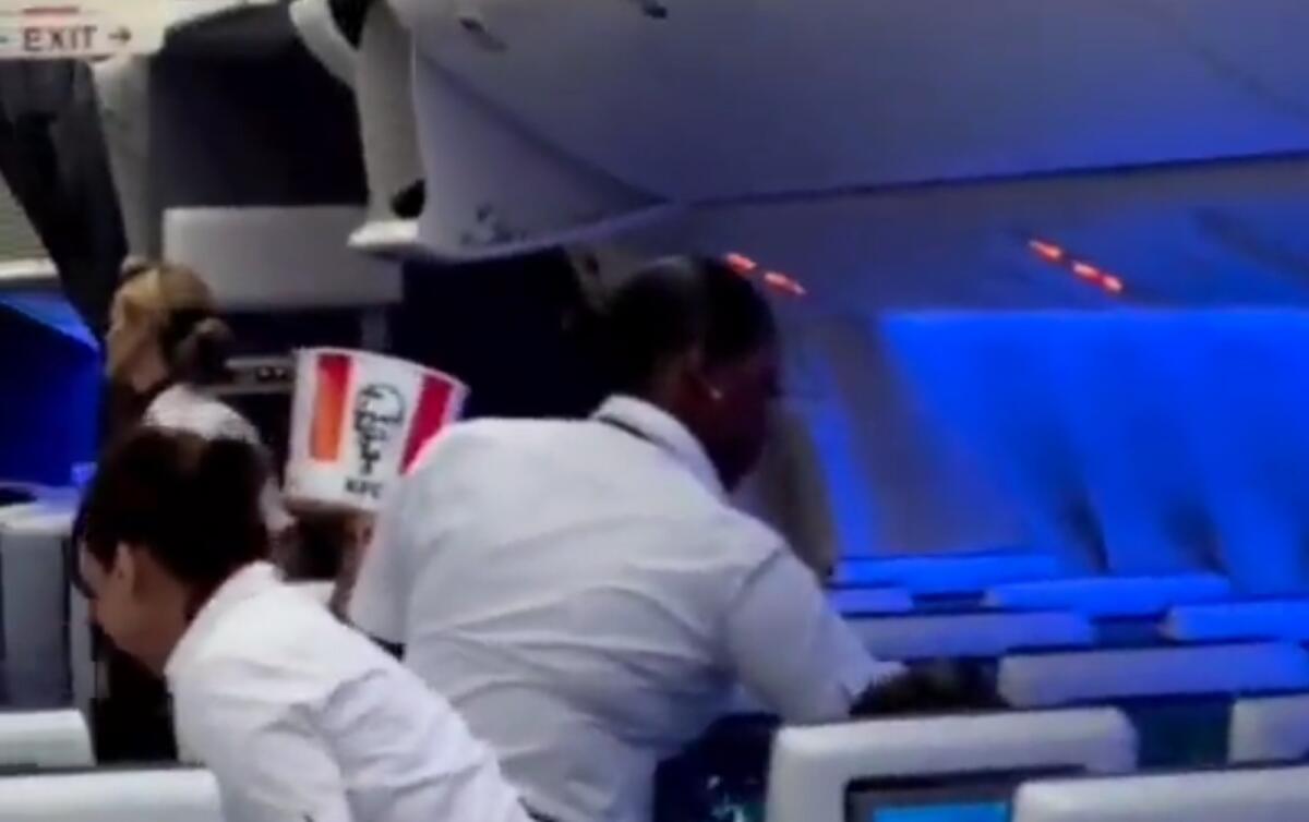 நடுவானில் கெட்டுப்போன உணவு..!! 12 மணி நேர பயணத்தில் பசித்தவர்களுக்கு வழங்கப்பட்ட ஒரே ஒரு பீஸ் சிக்கன்..!!