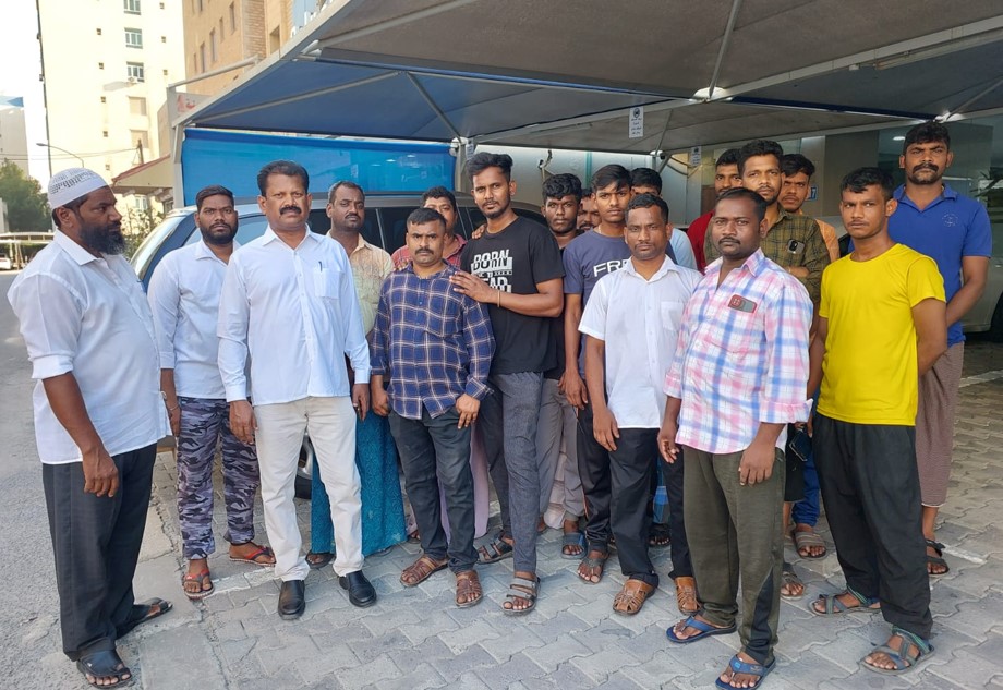 குடிக்க தண்ணீர் மற்றும் மின்சாரம் இல்லாமல் குவைத்தில் தவித்த தமிழக தொழிலாளர்கள்.. இந்திய தூதரகம் மற்றும் சமூக ஆர்வலர்கள் நாடு திரும்ப உதவி..!!
