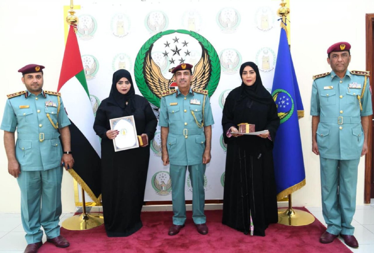 UAE: சாலையில் திடீரென தீப்பிடித்த கார்.. உள்ளே சிக்கிய 5 பேர்.. காப்பாற்றிய எமிராட்டி சகோதரிகள்.. துணிச்சலான செயலை கௌரவித்த RAK போலீஸ்..!!