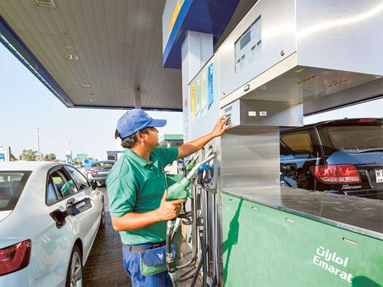 UAE: வருடத்தின் முதல் மாதத்தில் குறைந்த பெட்ரோல் விலை..!! விலையை வெளியிட்ட எரிபொருள் விலை நிர்ணயக்குழு..!!