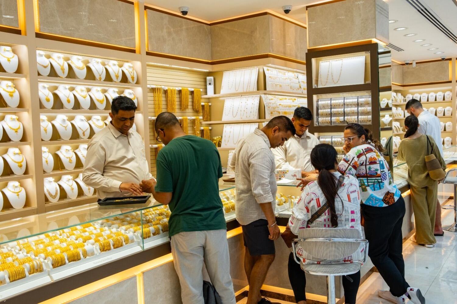 UAE: அட்சய திருதியை நாளில் தங்கம் வாங்க துபாய்க்கு படையெடுக்கும் இந்தியர்கள்.. எண்ணற்ற தள்ளுபடிகளை வழங்கும் தங்க விற்பனையாளர்கள்..!!